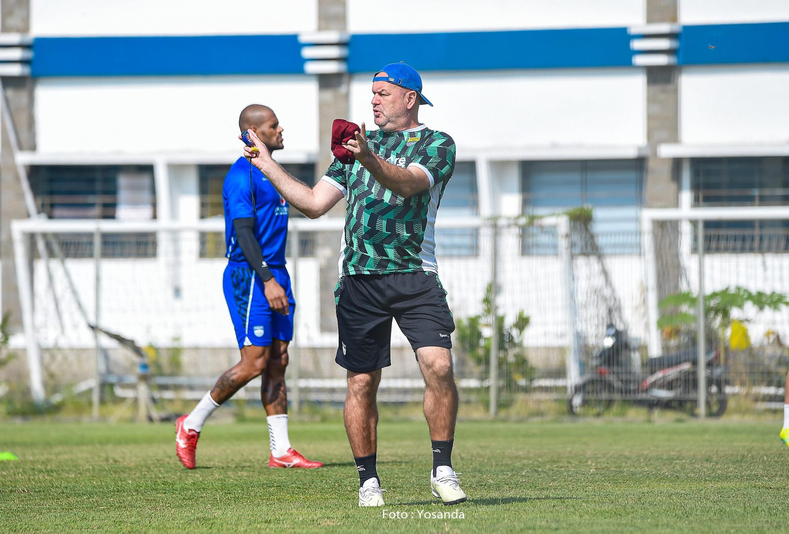 Hodak Fokus pada Pembenahan Persib Setelah Hasil Imbang Melawan Arema