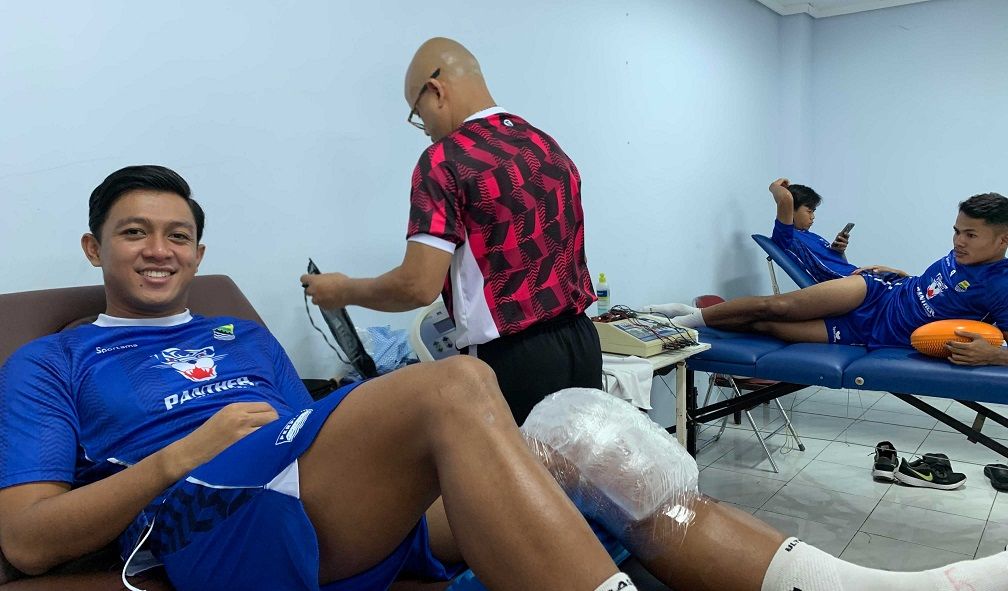 Gelandang PERSIB, Febri Hariyadi menjalani terapi di SPOrT Jabar, Arcamanik, Kota Bandung, Minggu, 3 November 2024. (PERSIB.co.id/M. Jatnika Sadili)