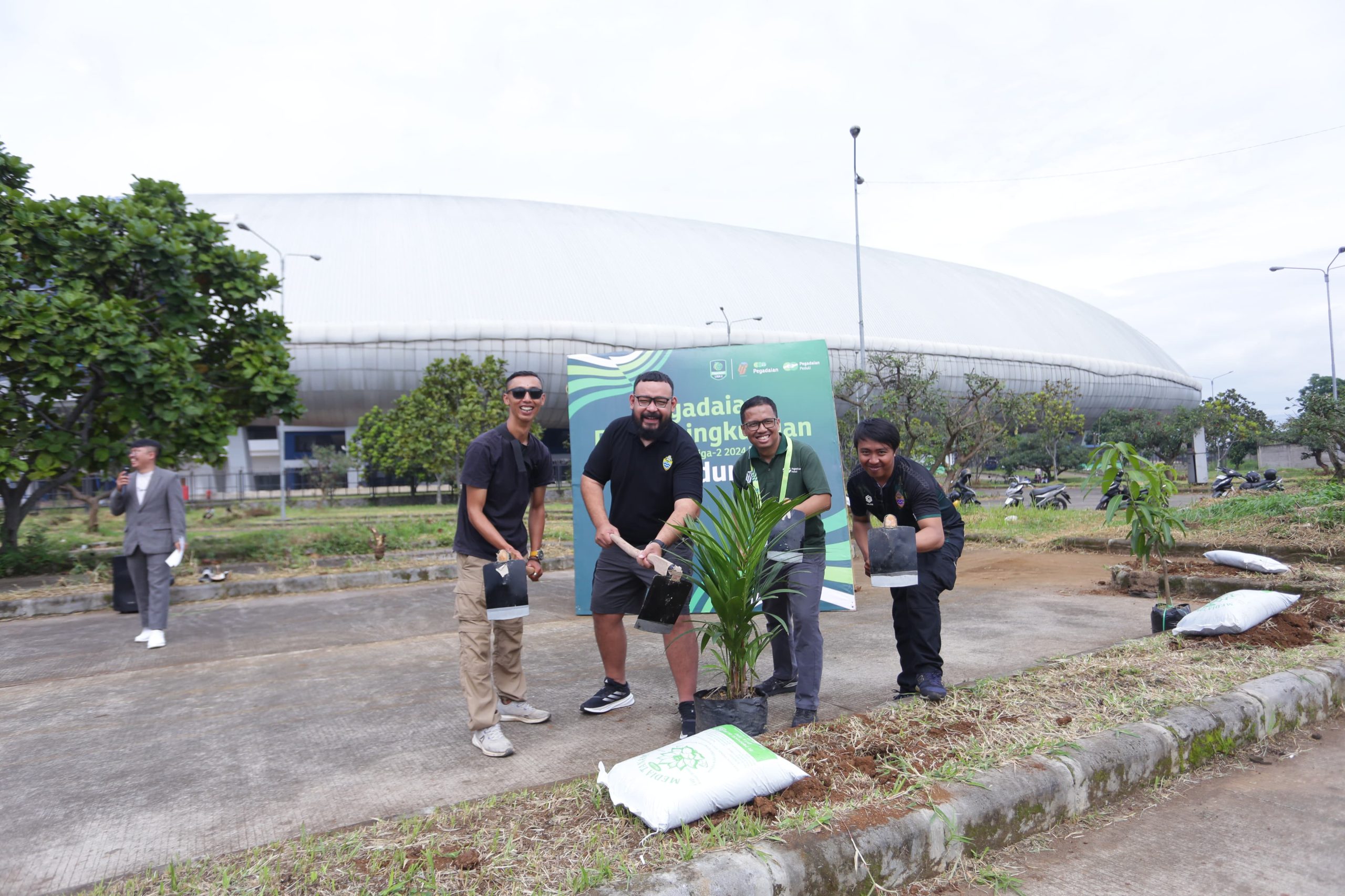 Bersama Suporter PSKC, Pegadaian Helat Aksi Peduli Lingkungan di Stadion Gelora Bandung Lautan Api