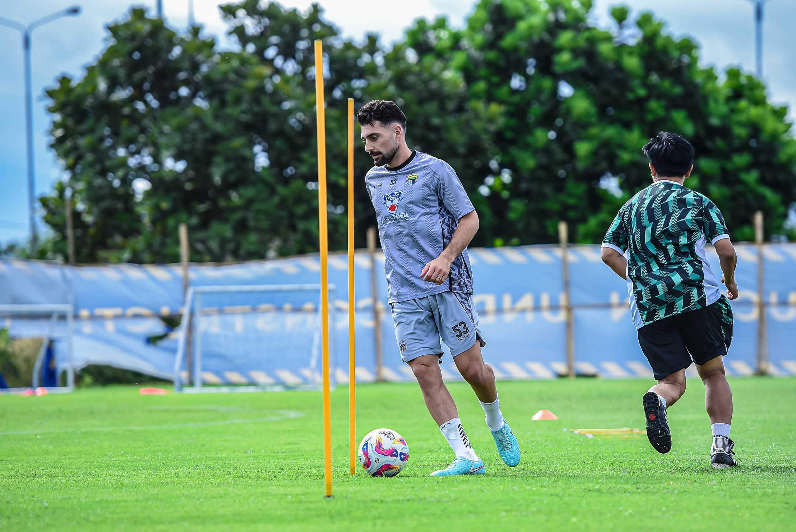 Pertama Kalinya Frans Putros Injak Rumput GBLA Sebagai Rumah