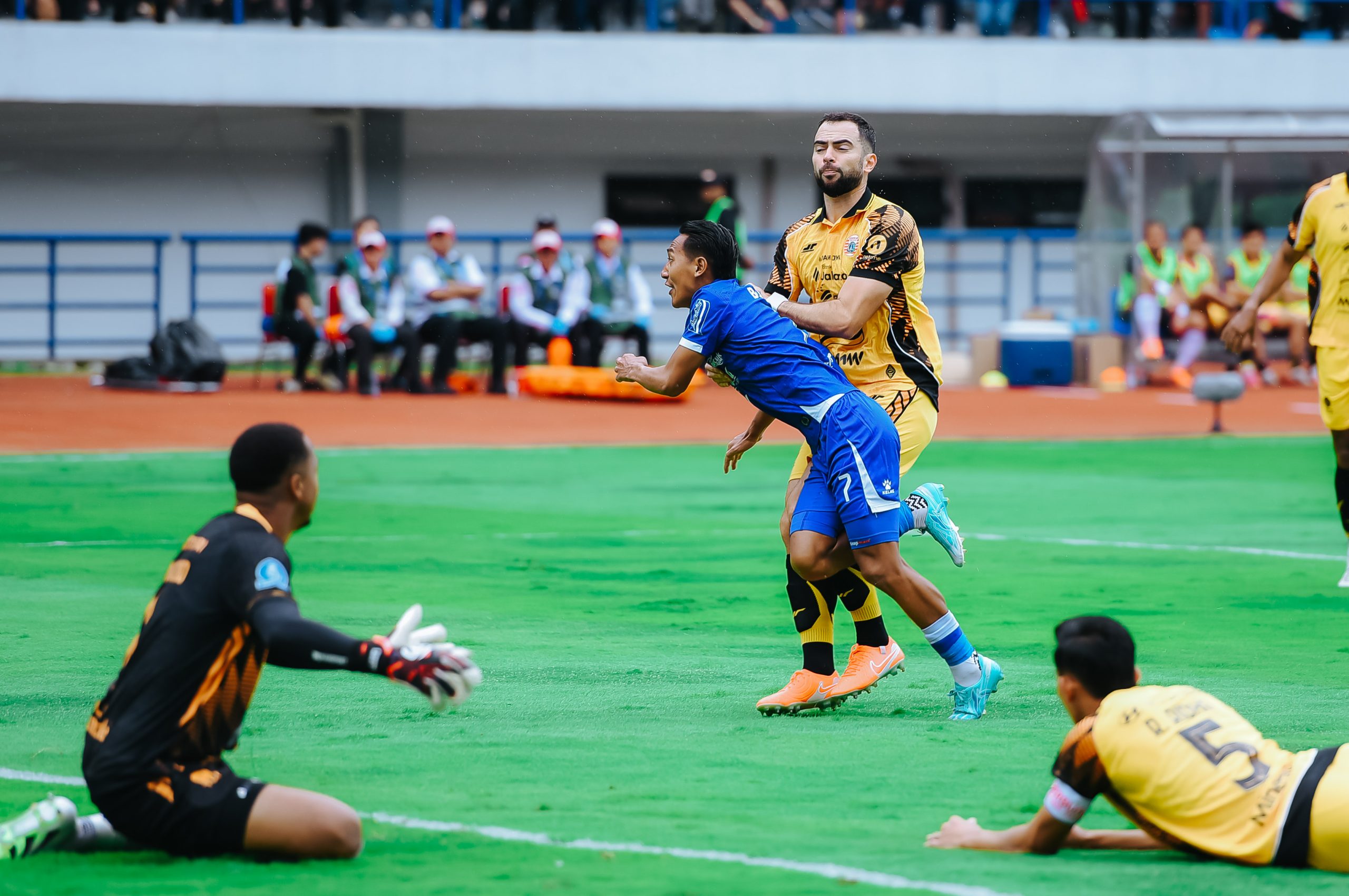 Pecundangi Persija, Persib Juara Paruh Musim