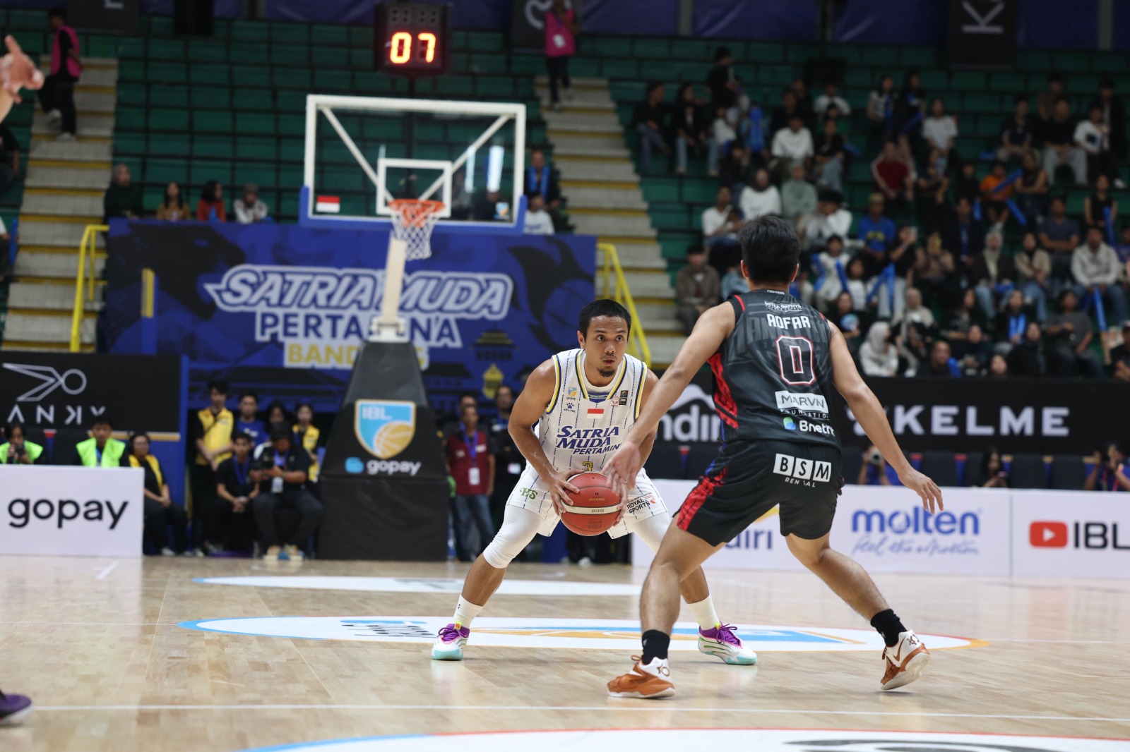 Main Gila! Satria Muda Pertamina Bandung Libas Hang Tuah Jakarta 77-57 di Bandung Arena