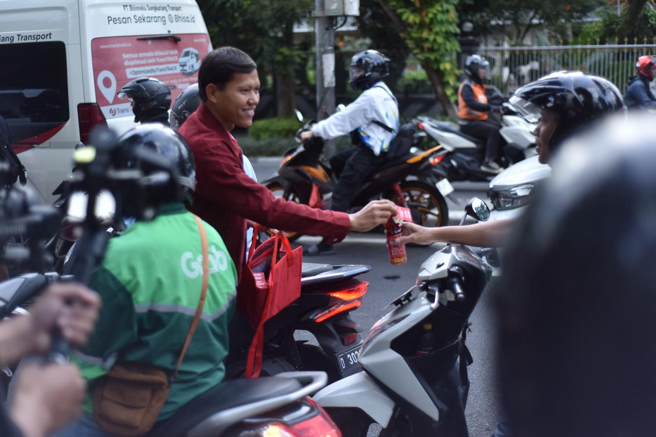 Teja Paku Alam dan Adam Alis Berbagi Takjil di Jalan: “Seru Ketemu Banyak Bobotoh”
