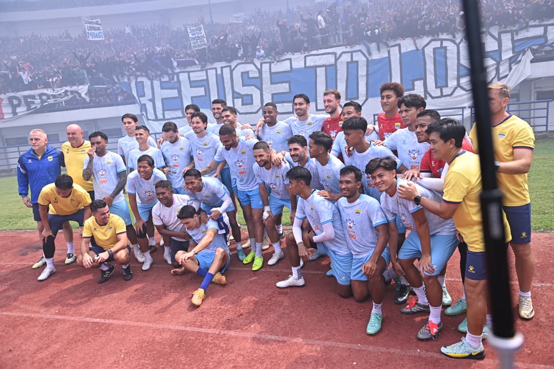 Bakar Semangat Jelang El Clasico, Belasan Ribu Bobotoh “Birukan” Latihan PERSIB di GBLA