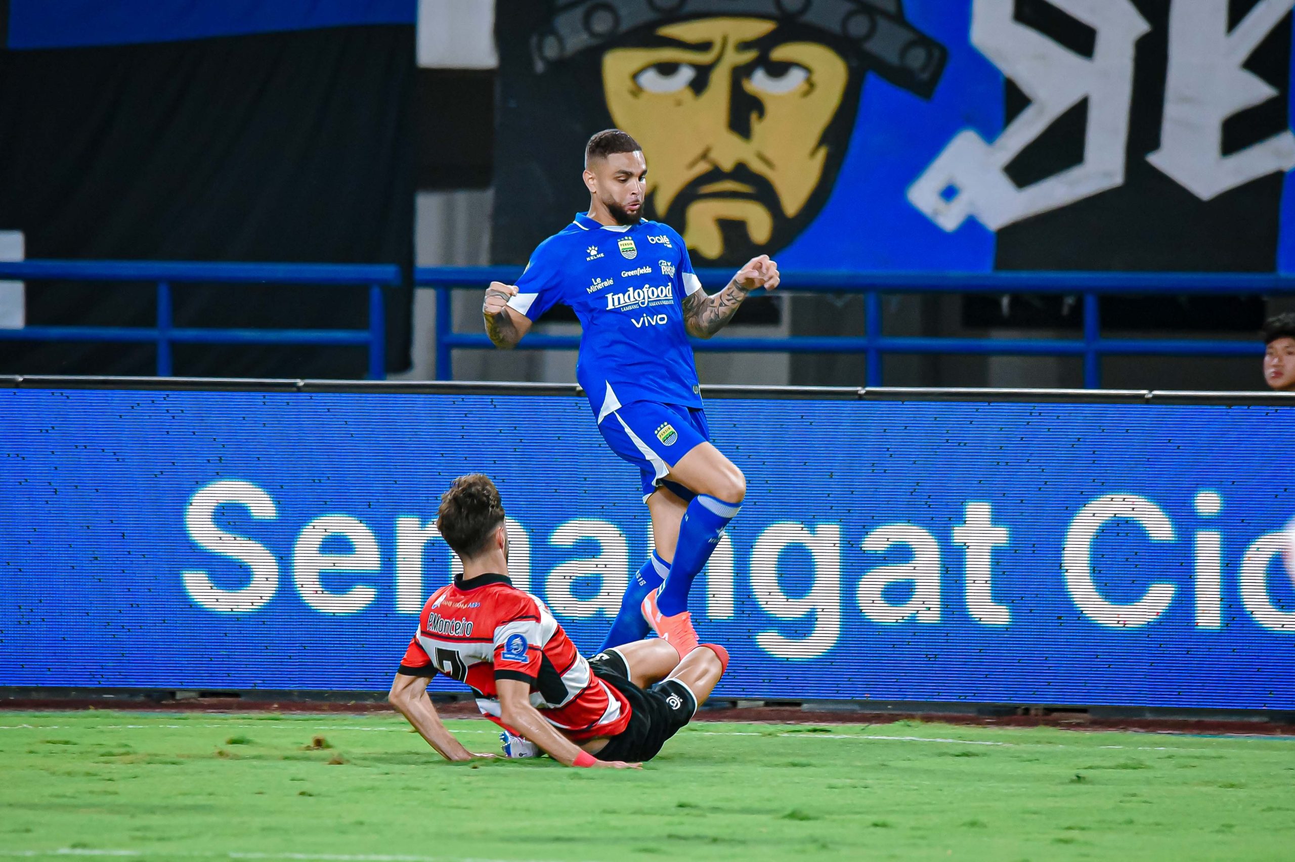 Hanya Setengah Musim, Persib Bandung dan Mantan Bintang PSG Layvin Kurzawa Resmi Berpisah!